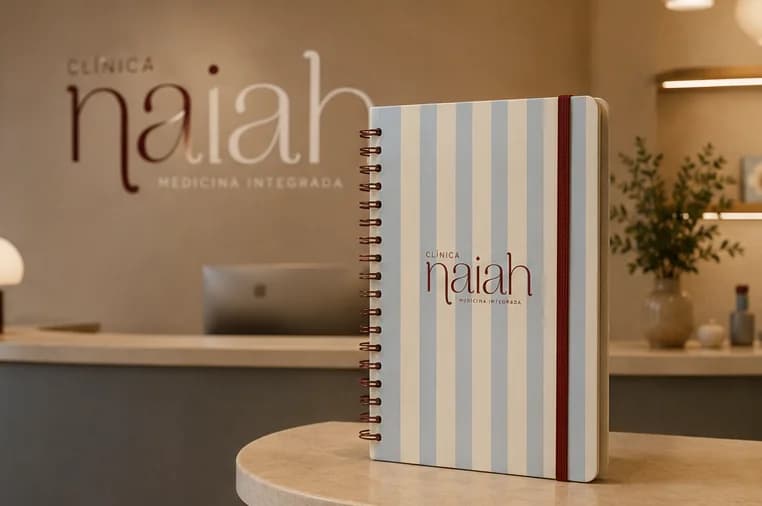 Caderno listrado da Naiah na recepção