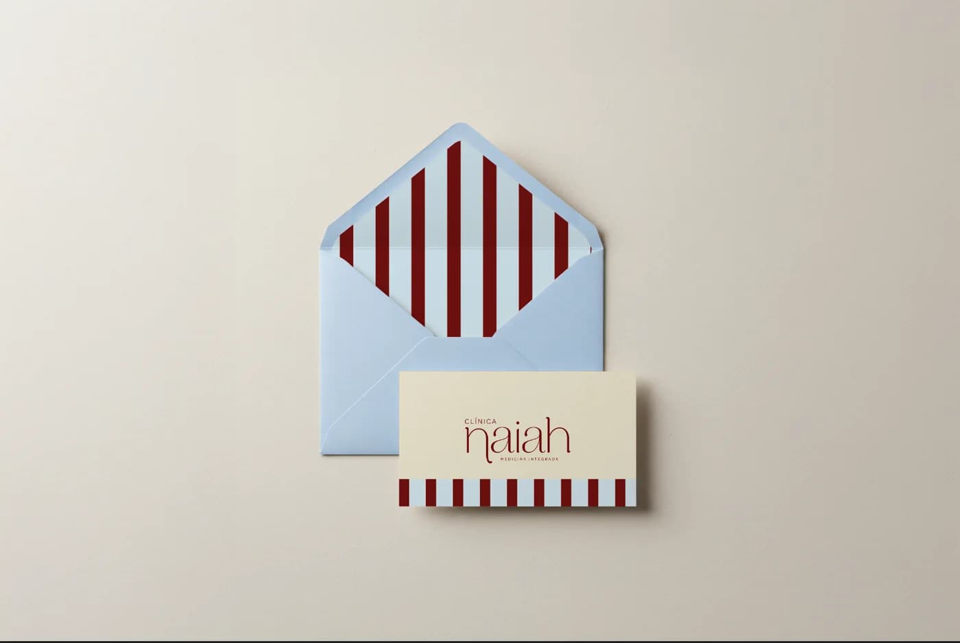 Envelope e cartão da Naiah com listras